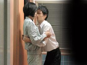 掃除婦のおばさんにわざと勃起したチ●ポを見せて「手コキだけでも・・・？」とお願いしたら、どんな結末が・・・！！？4時間　サンプル画像15